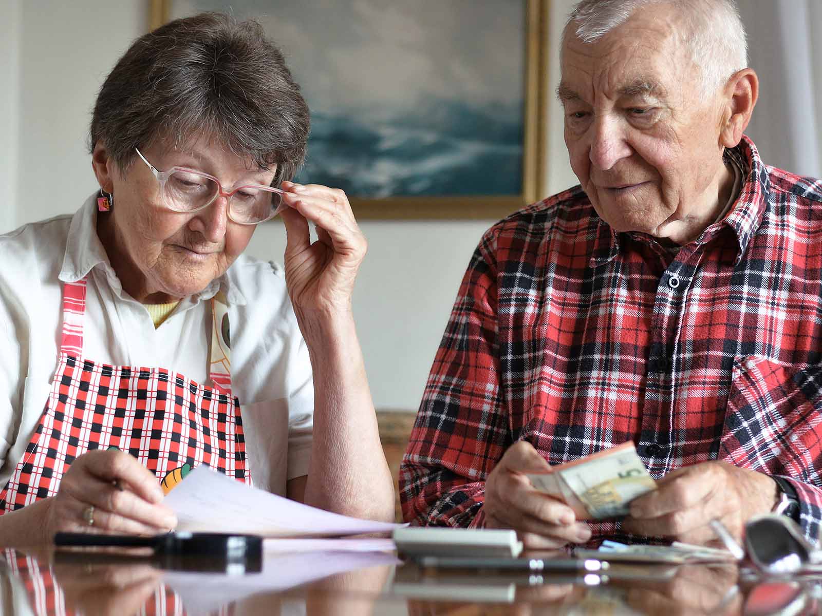 Wenn das Geld Ende Monat nicht mehr reicht, sollte man sich nicht dafür schämen, Ergänzungsleistungen anzufordern.