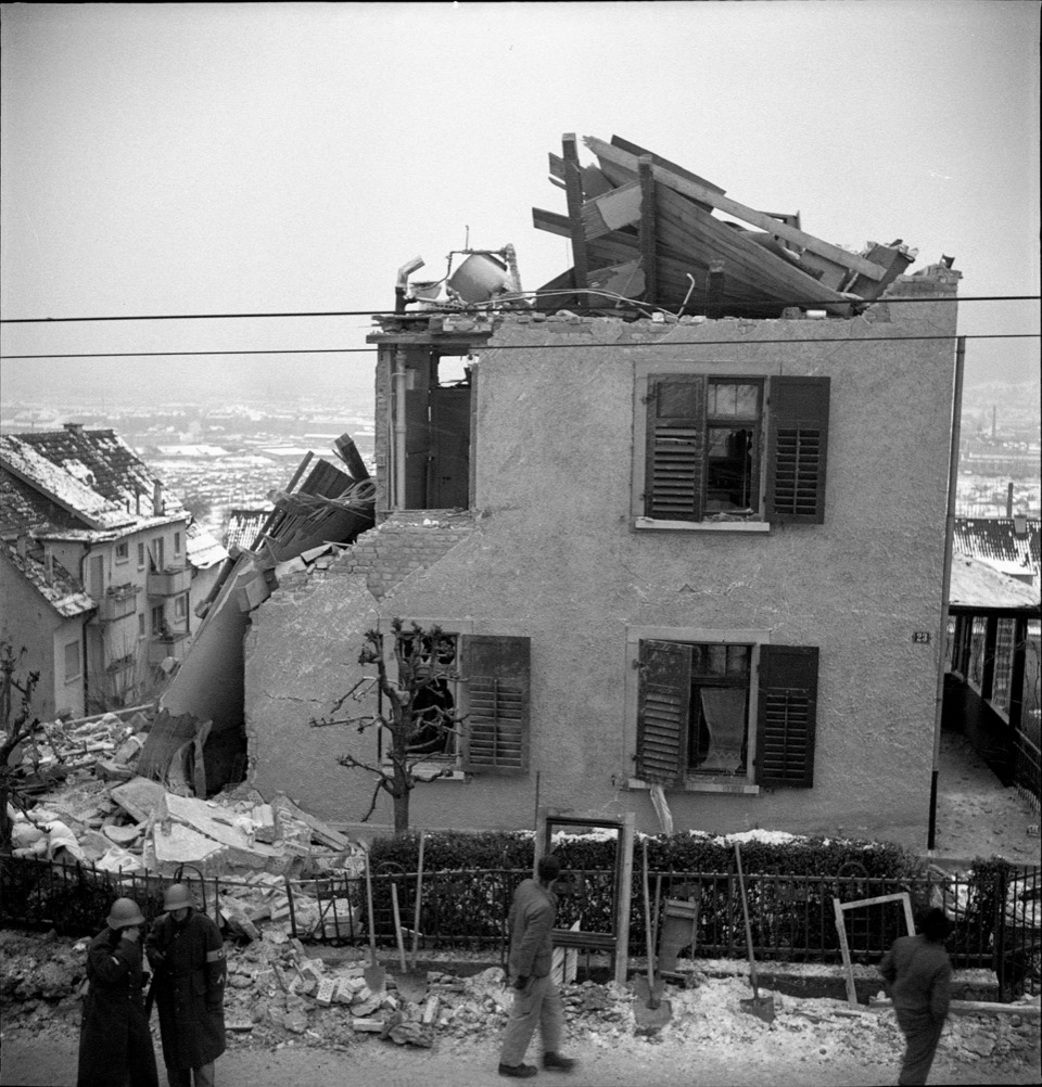 Das durch Bomben zerstörte Haus an der Limmattalstrasse 23 in Zürich-Höngg, 22.12.1940.