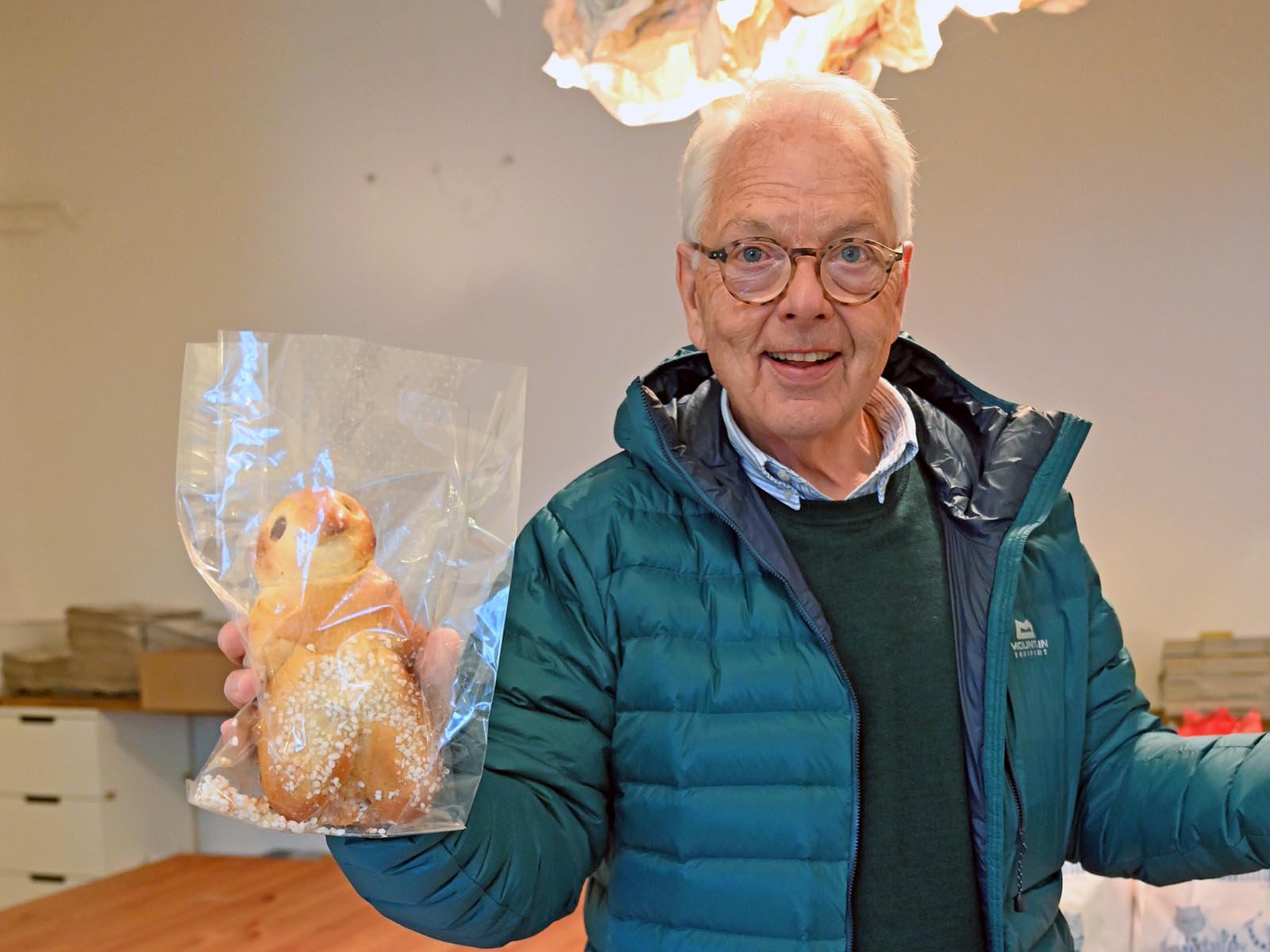 Die Grittibänzen werden von den Kiwanis persönlich verteilt, Daniel Fontolliet überreicht sie in der «Höngger» Redaktion.