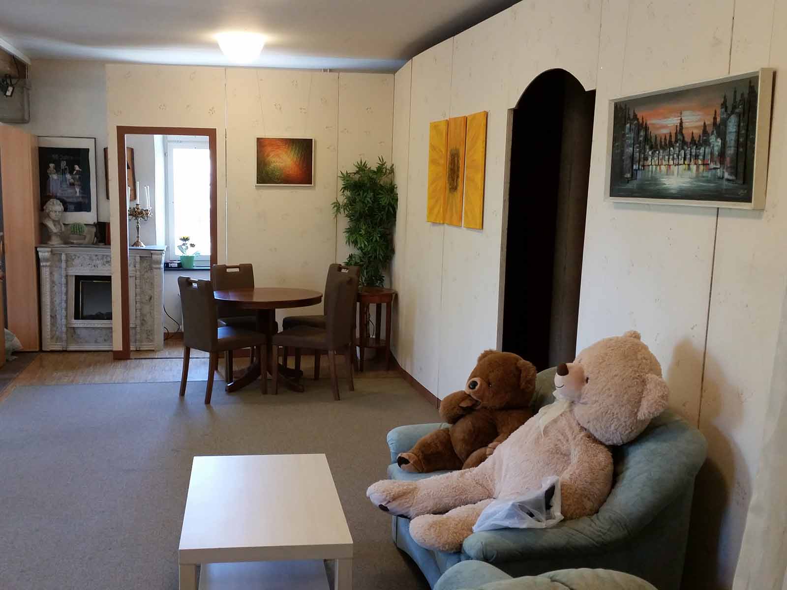 Das Bühnenbild steht, aber die beiden Teddies sind seit einem halben Jahr die einzigen, welche daran Freude haben.