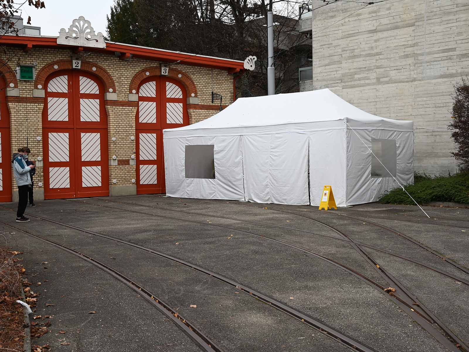 Vor dem Tramdepot Wartau wurde ein Zelt für die Schnelltests aufgebaut.