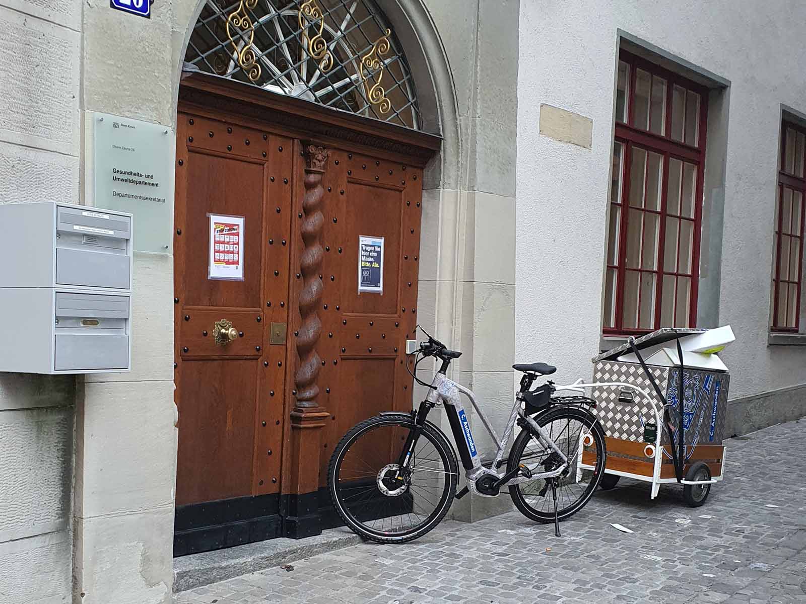 Mit E-Bike und dem guten alten Anhänger profitiert Aschwanden nun auch von den neuen Velowegen.