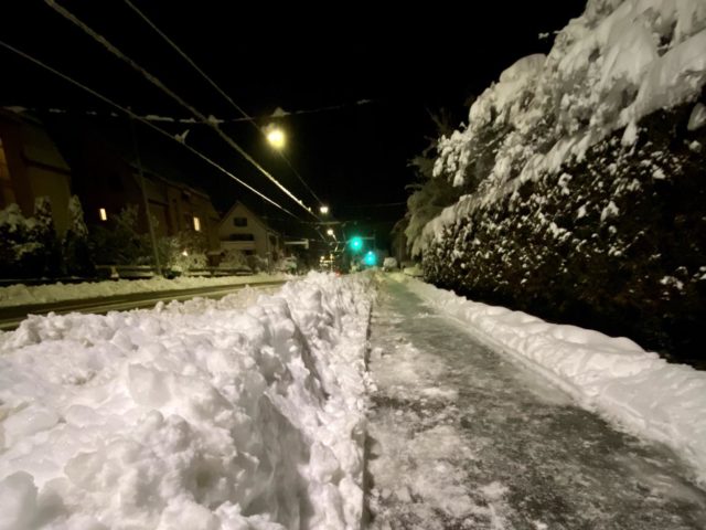 So viel Schnee wie seit Jahrzehnten nicht mehr: Mit den Räumungsarbeiten war ERZ über eine Woche lang beschäftigt.