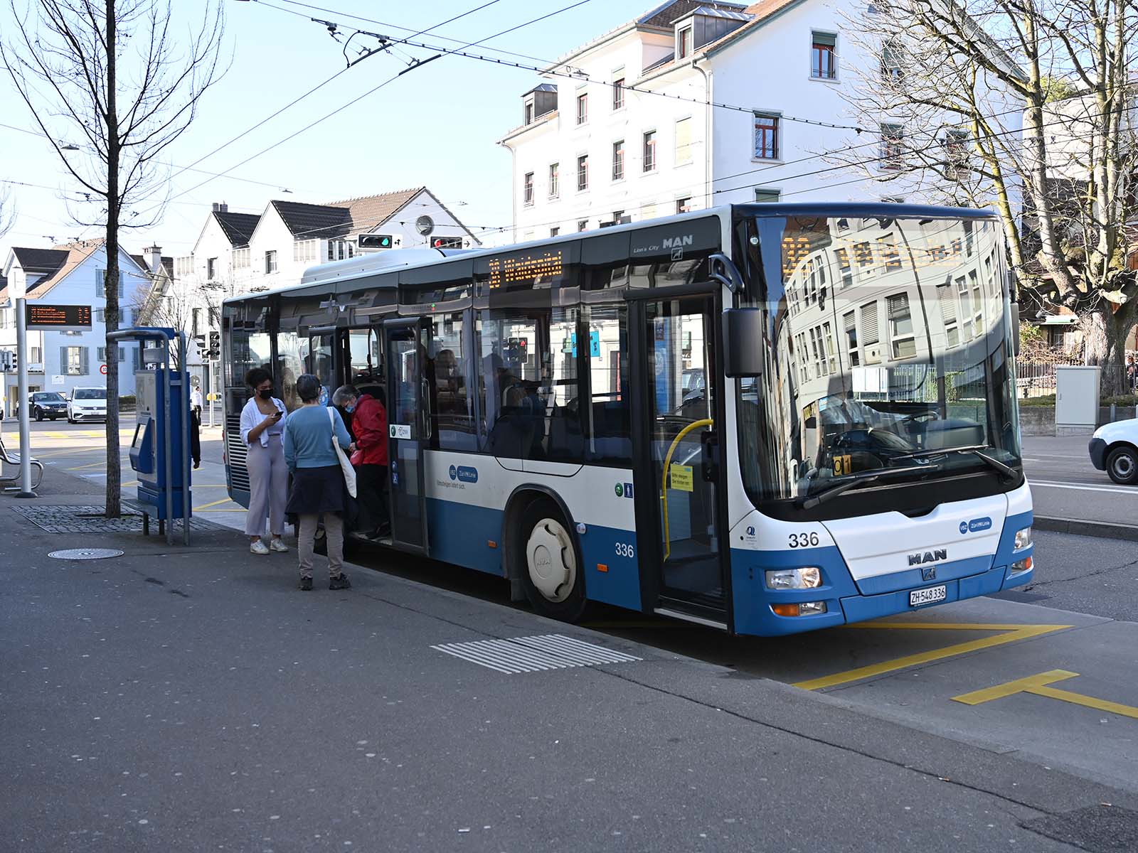 Die Busverbindung zwischen Stadtspital Waid und Friedhof Hönggerberg ist vor allem für ältere Anwohner*innen, die an den Hangstrassen leben, wichtig.