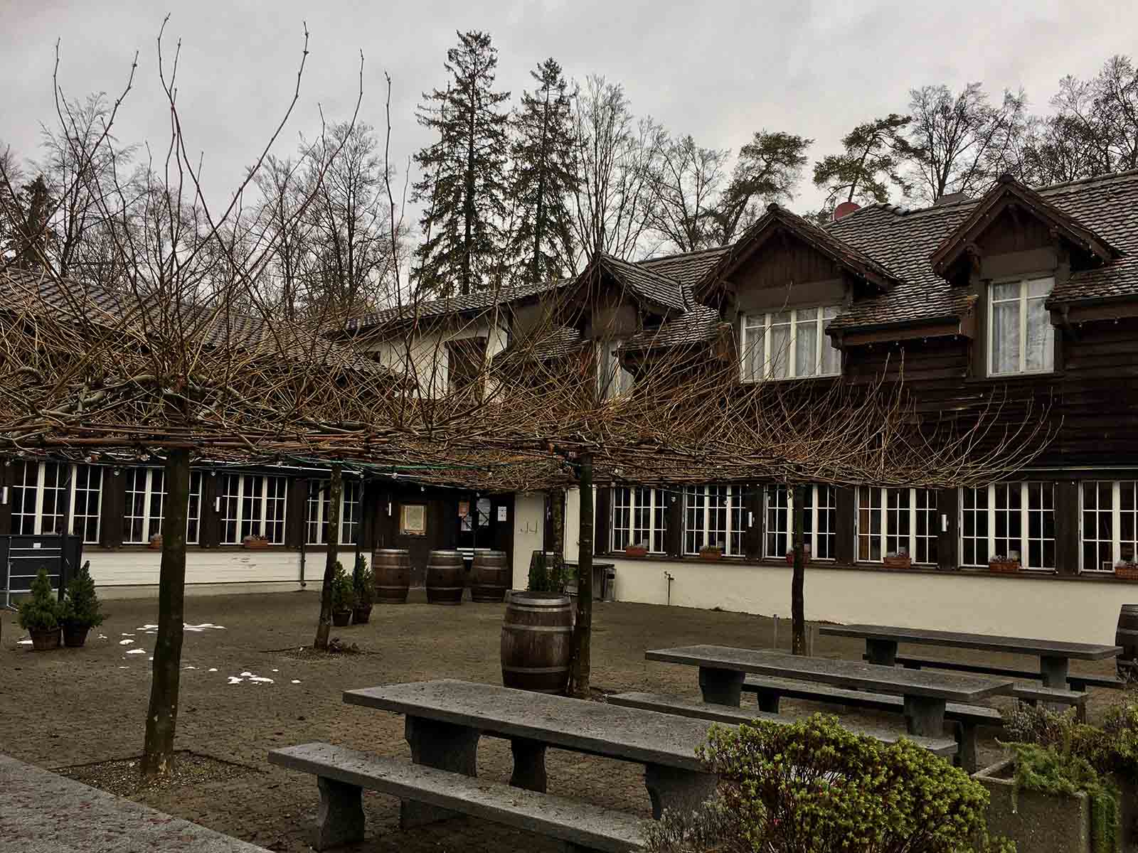 Das «Jägerhaus», heute Tessin Grotto, auf dem Käferberg.