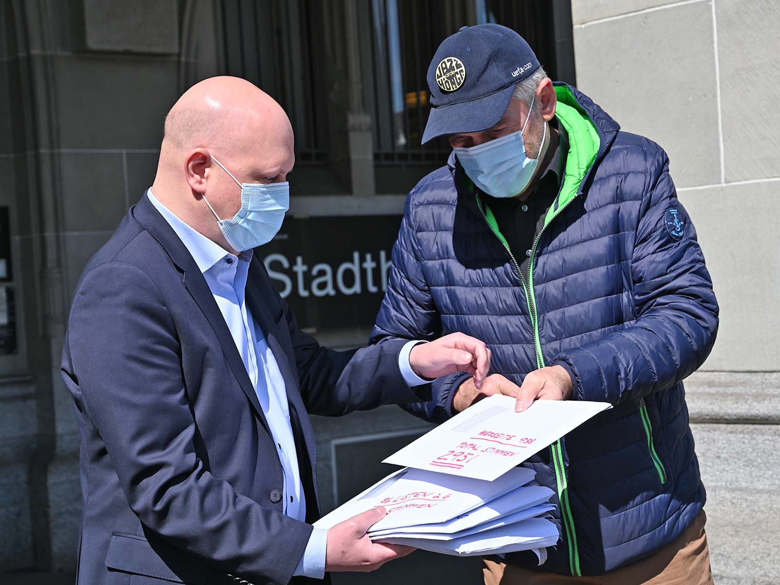 Petitionär Miro Steiner übergibt Stadtrat Baumer das erste Couvert mit einem Teil der gesammelten Unterschriften.