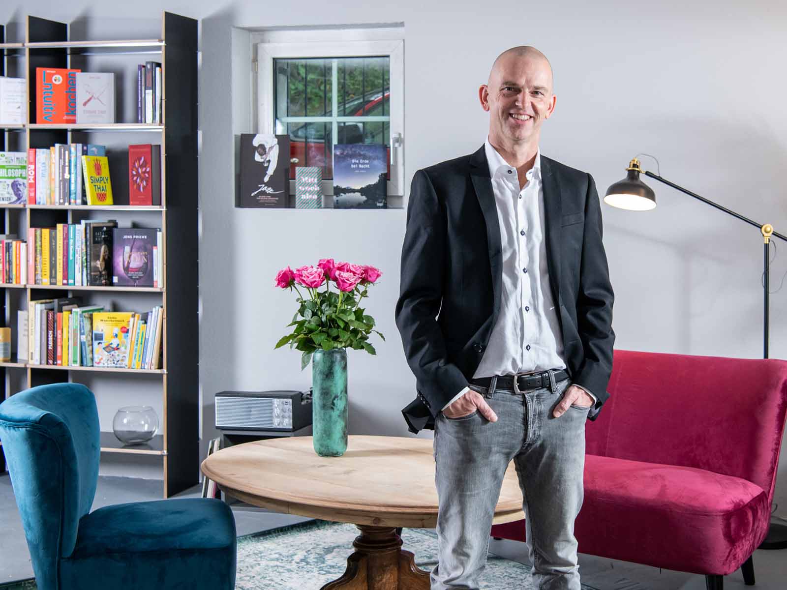 Andreas Pätzold freut sich über die Nomination seiner Buchhandlung "Kapitel 10" in Höngg.