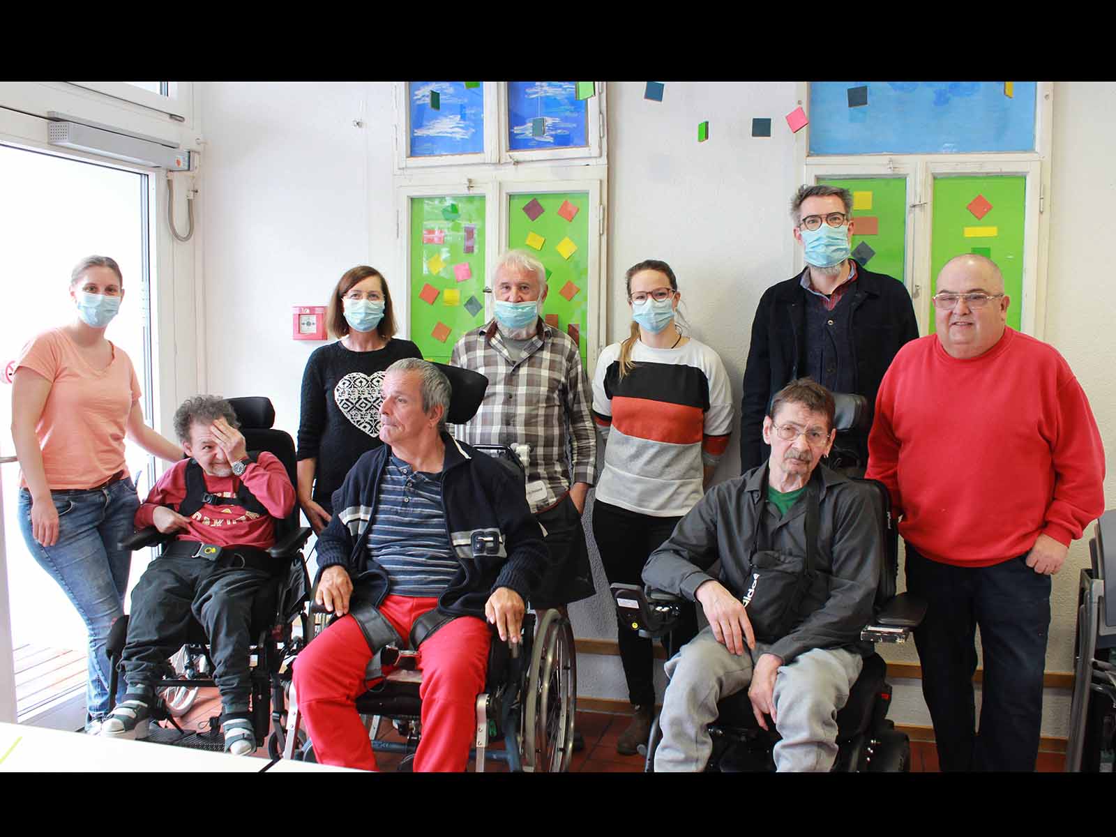 Zur Erinnerung an eine gelungene erste Aktion: Ein Gruppenfoto mit vier freiwilligen Einpackern und Mitarbeiter*innen (mit Maske).
