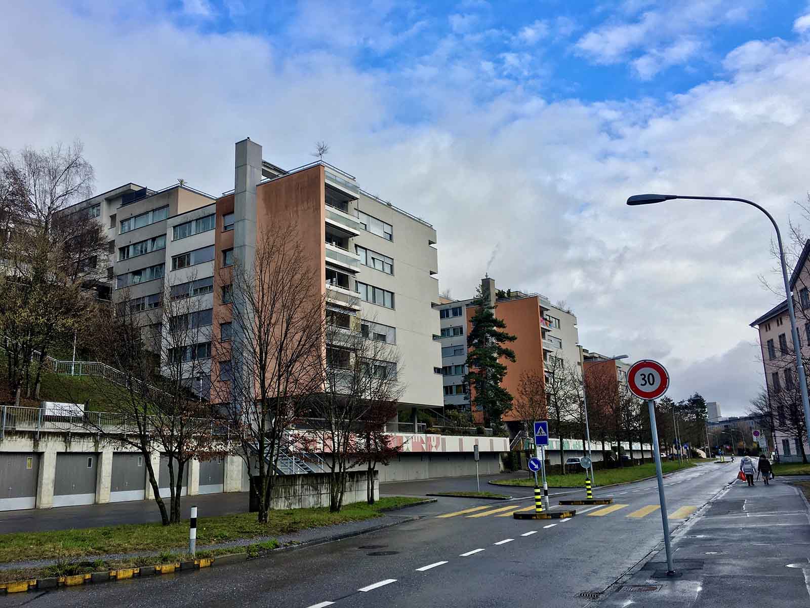 Aus Eifersucht erschoss ein junger Lastwagenfahrer in diesem Gebäude seine Freundin mit dem Sturmgewehr der Armee.