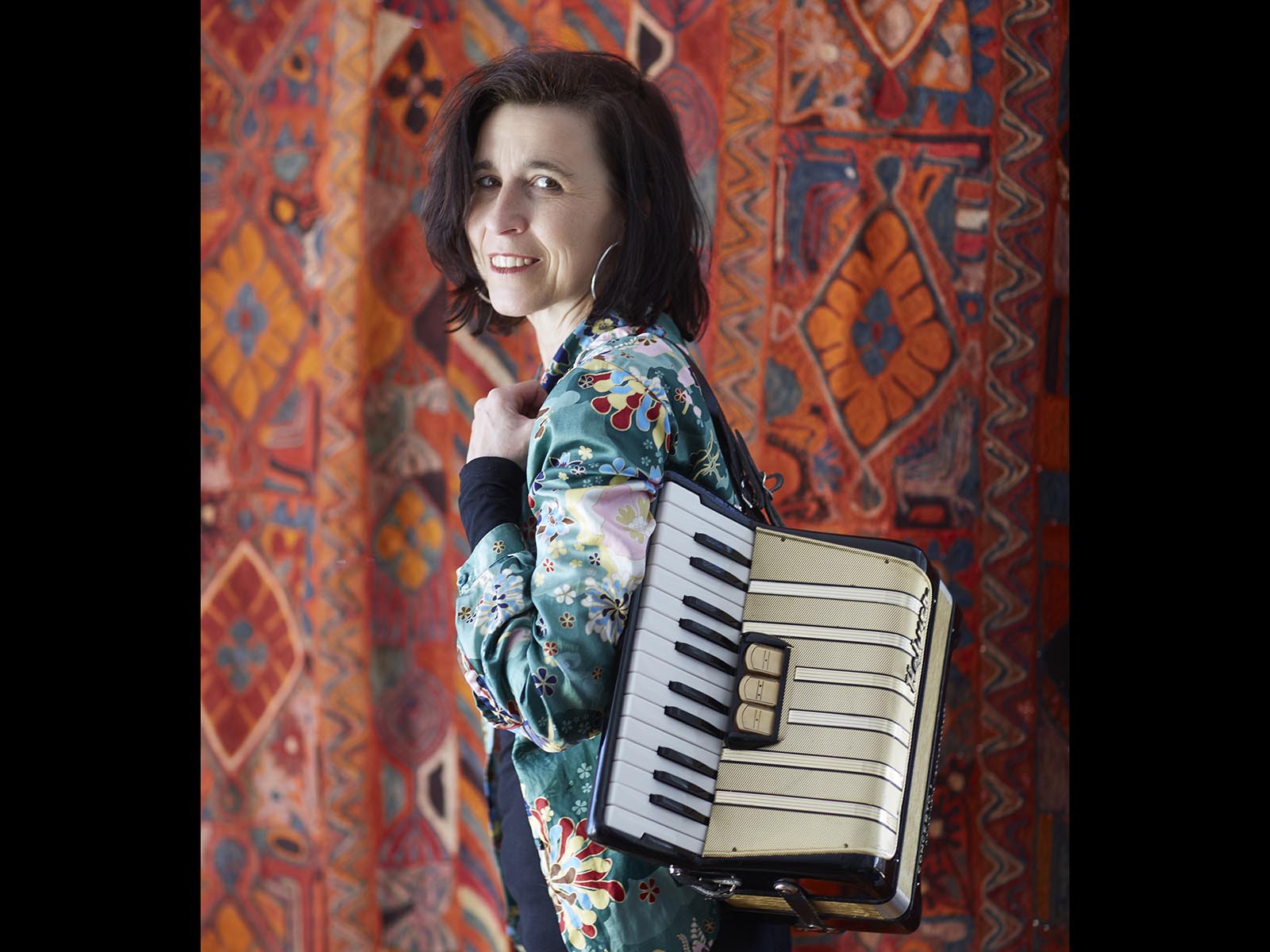 Ada vo Züri mit ihrem Herzinstrument, der Handorgel.