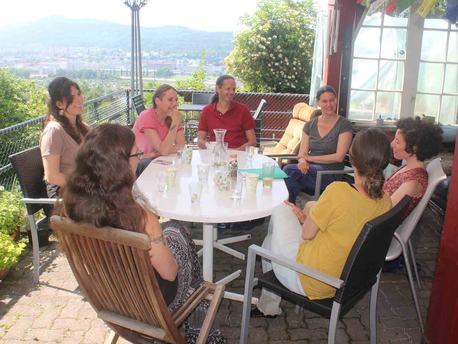 Geniessen die Aussicht und das Beisammensein: 7 der 18 Bewohner*innen des Jupiterhauses im Gespräch mit dem «Höngger».