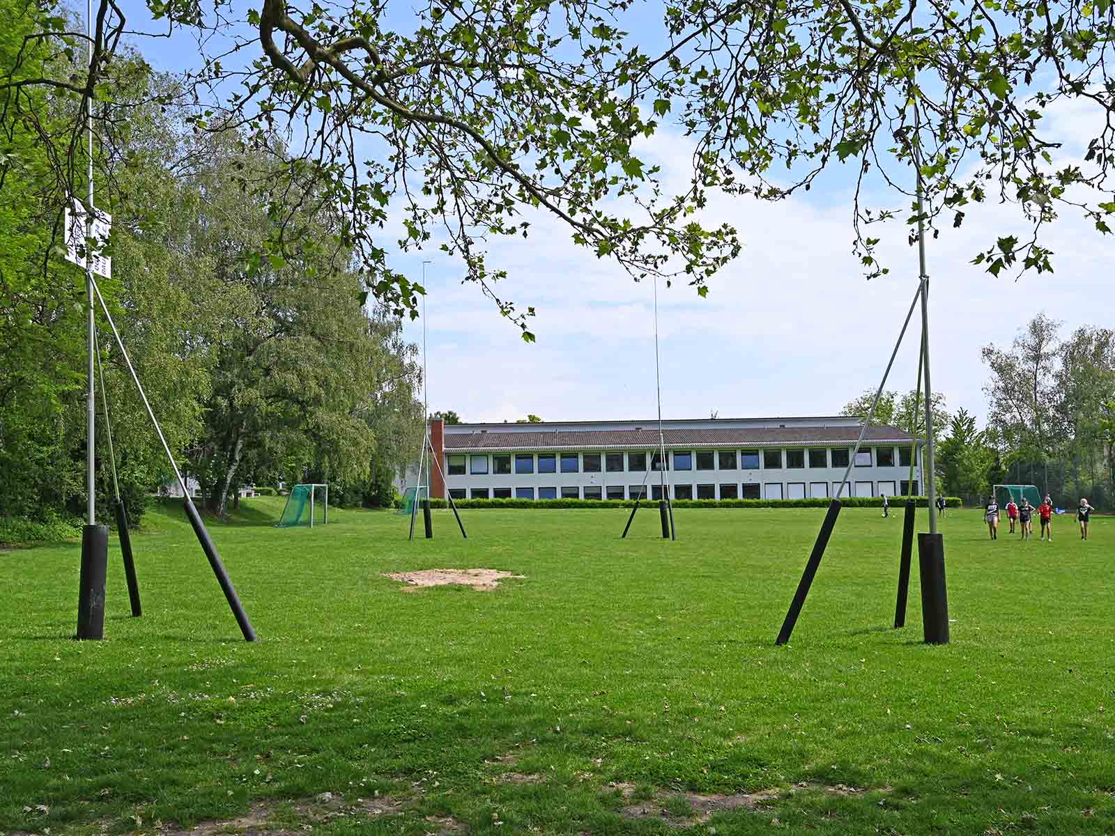 Der erste von zwei ZM-Pavillons ist auf der Spielwiese beim Schulhaus Lachenzelg ausgesteckt.