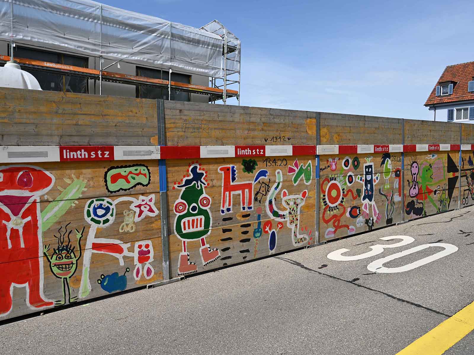 So schön kann eine Baustelle sein: Kinder aus dem Quartier haben sich an der Bauabschrankung verewigt.