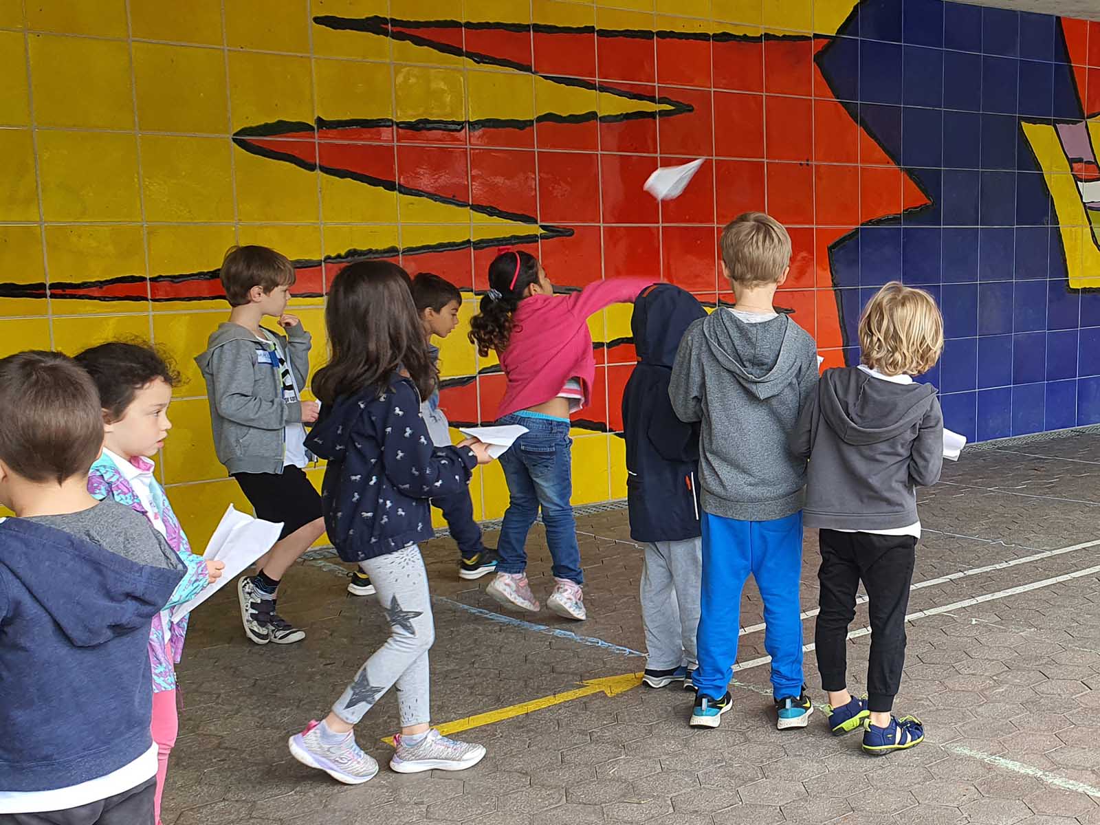 Endlich durften sich die Bläsi-Schüler*Innen wieder in den olympischen Disziplinen wie Papierflieger-Weitflug messen.