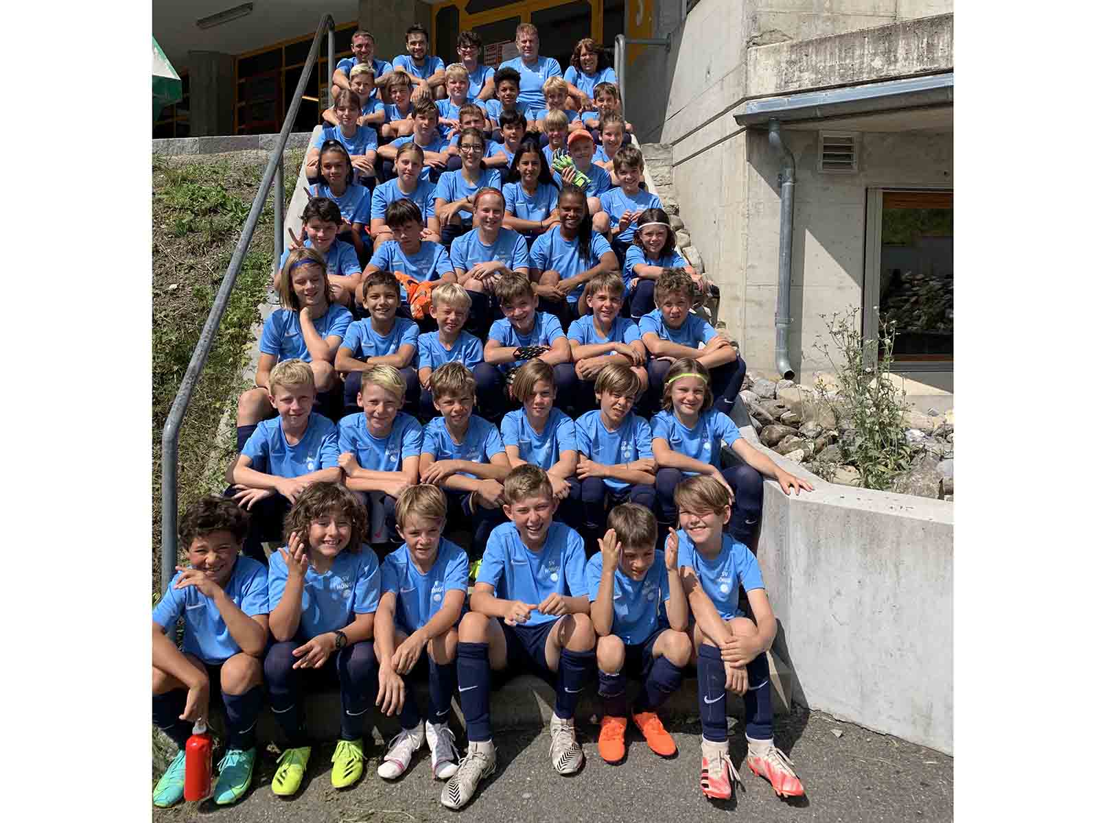 Kein Sommerlager ohne legendäres Gruppenfoto: Die Junior*innen des SVH in Lenk.