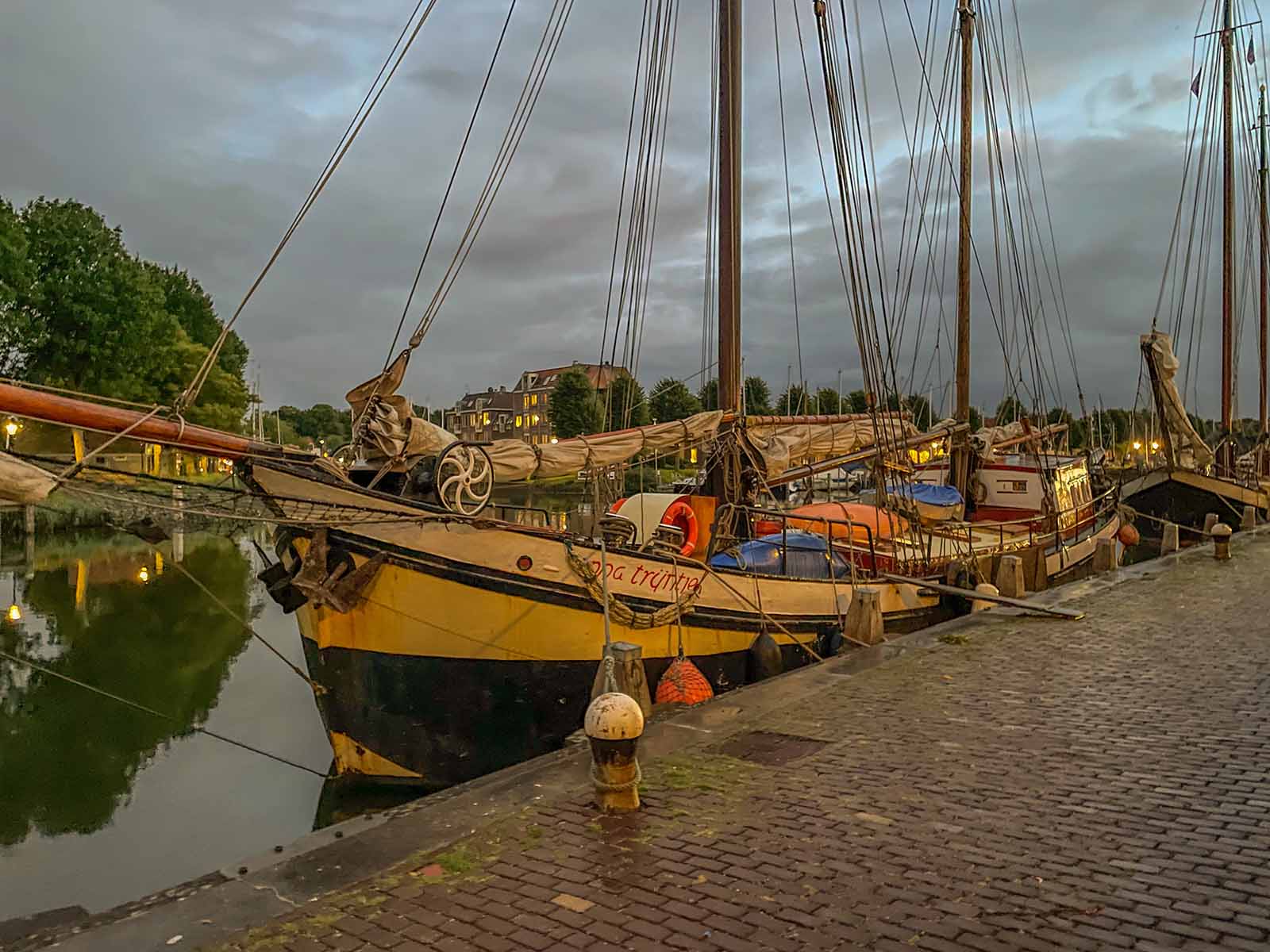 Das Schiff Anna Trijntje erholt sich im Hafen von Medemblik.