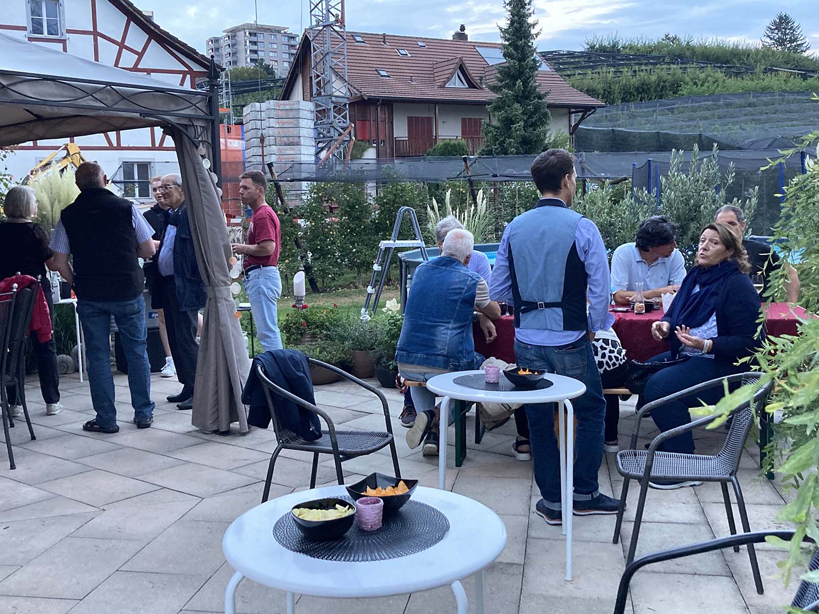 Bei familiärer Atmosphäre genoss man den lauschigen Spätsommerabend.