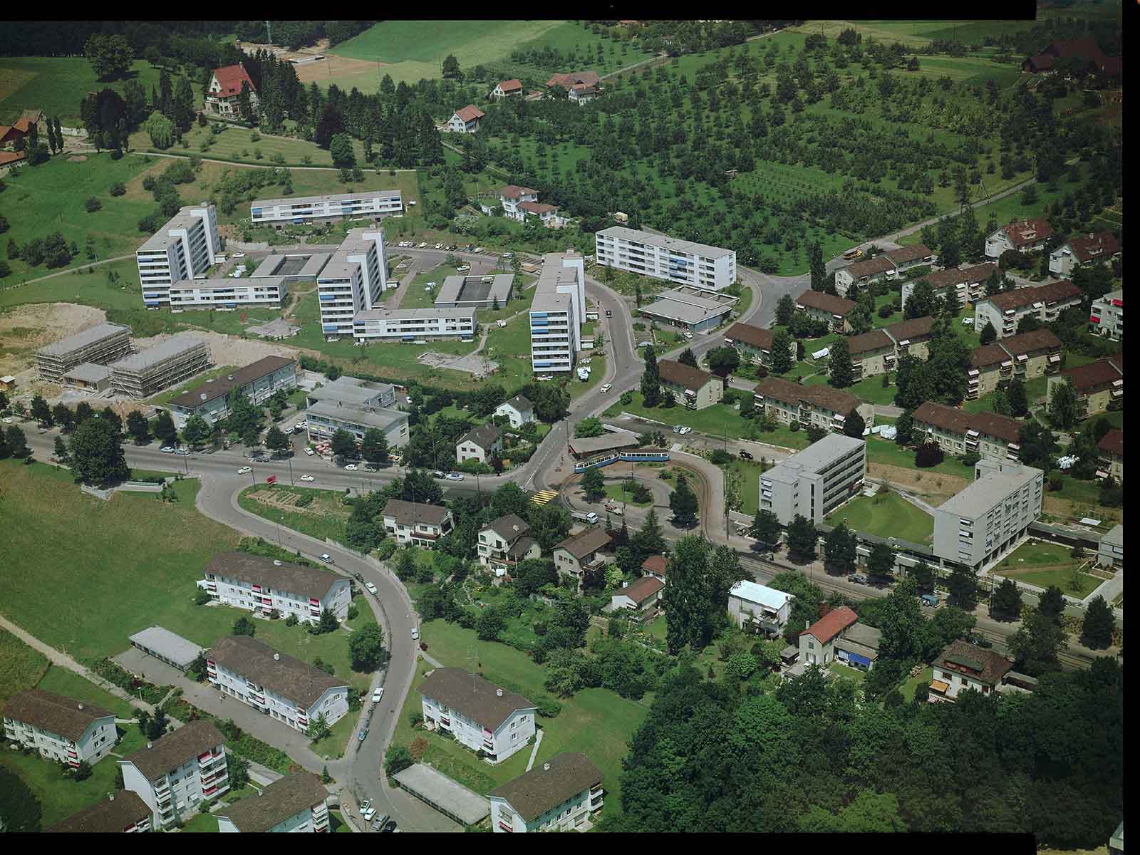 1964 wurde bis an die Stadtgrenze gebaut. Grosse Siedlungen sollten Wohnraum für die stark wachsende Bevölkerung bieten. Im Vergleich zu heute wirkt das Gebiet noch immer sehr locker bebaut.