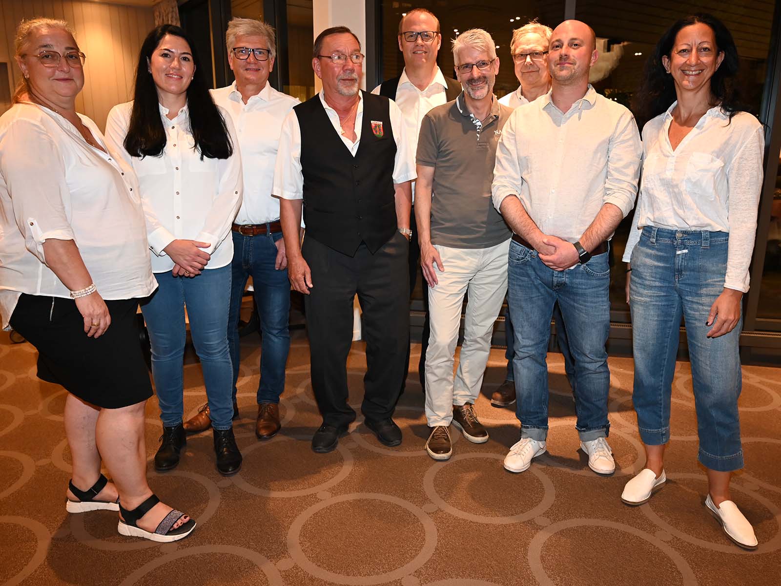 Der neu formierte Vorstand mit dem zurückgetretenen Mitglied Rolf Böni . Von links nach rechts: Tiziana Werlen-Oberti, Tanja Ramah, Michael Brian, Rolf Böni, Alexander Jäger, Andreas Egli, Wolfgang Minas, Marco Leanza, Seta Boroyan. Es fehlen Beatrice Meier und Enrique Zbinden.