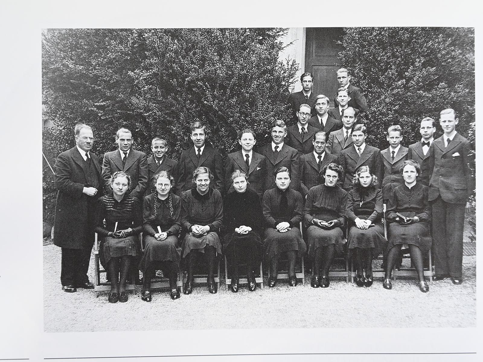 Pfarrer Paul Trautvetter mit der Konfirmandenklasse 1939 vor der Kirche.