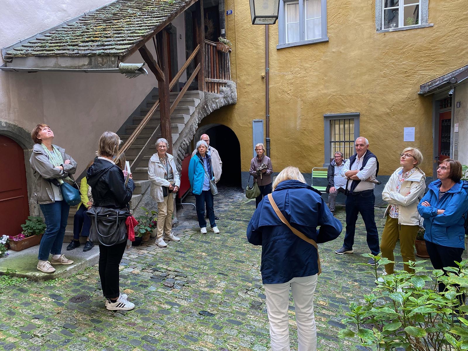 Mit Altstadtführerin Karin Senti im sogenannten Bärenloch, einem romantischen Innenhof.