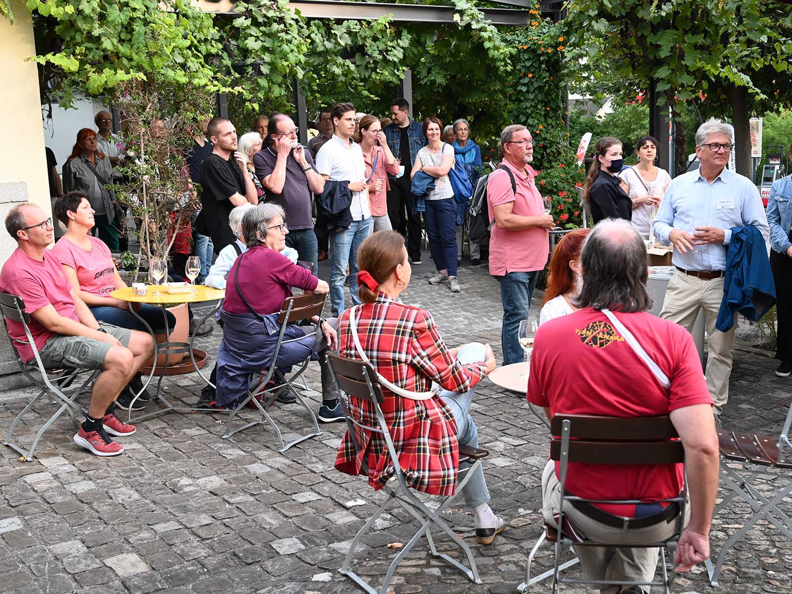 Zuerst der Apéro und die Begrüssung in der Weinlaube, dann geht es los auf den Rundgang.