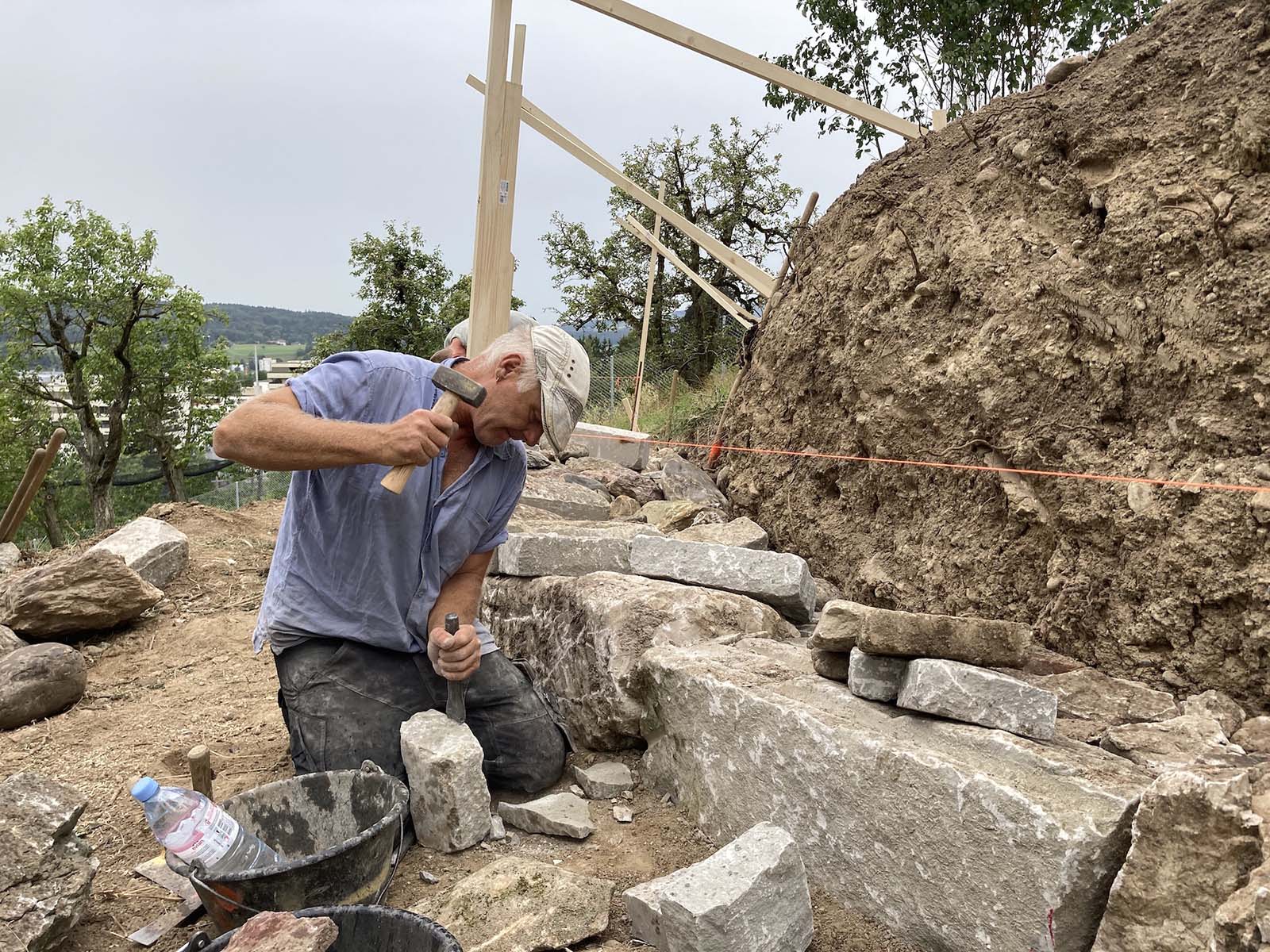 Während der «Offenen Baustelle» können Interessierte mithelfen, eine Trockenmauer zu bauen.