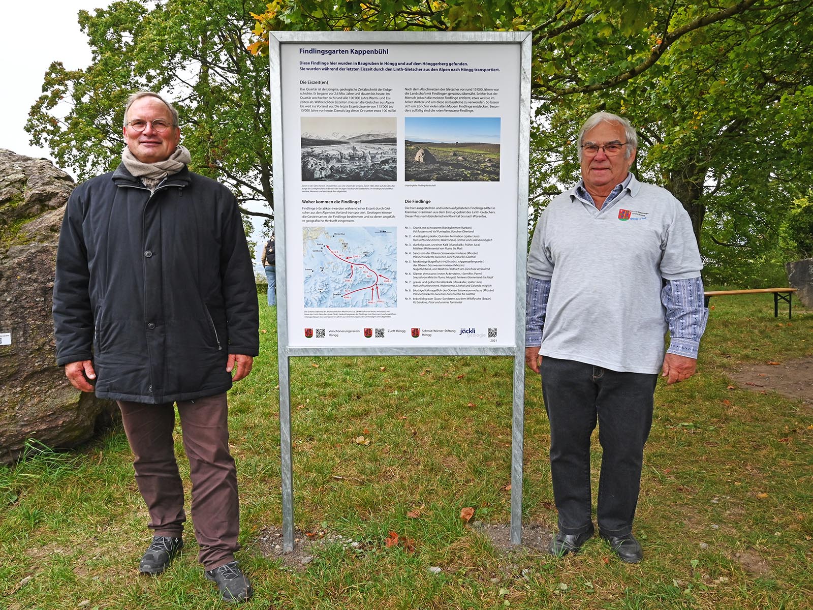 Ruedi Zweifel, Präsident des VVH (links) und Vorsteher Hansruedi Frehner präsentieren stolz die neue Informationstafel.