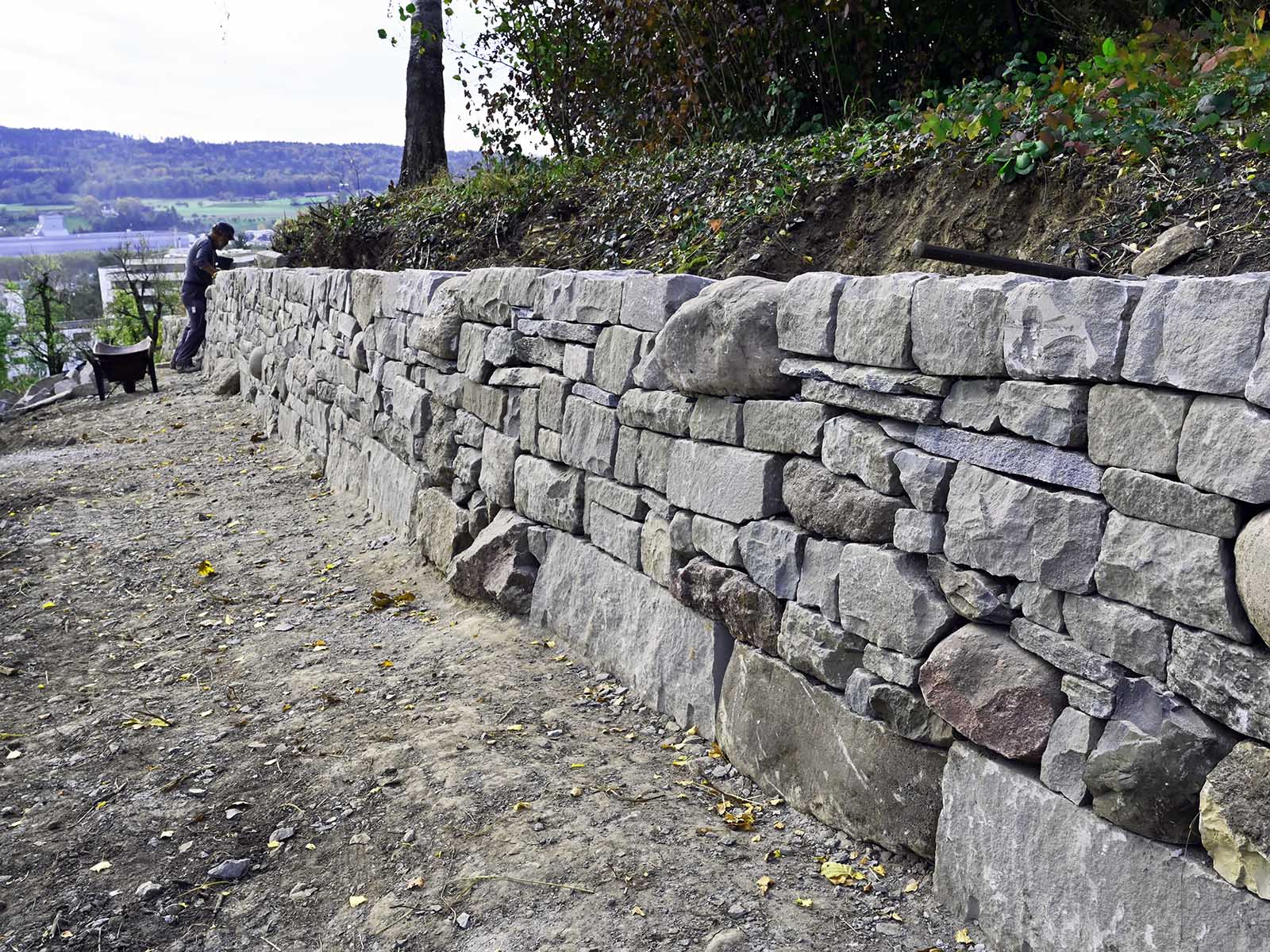 Die obere Trockenmauer haben Helfer*innen und Mitglieder des NVV fast vollendet.