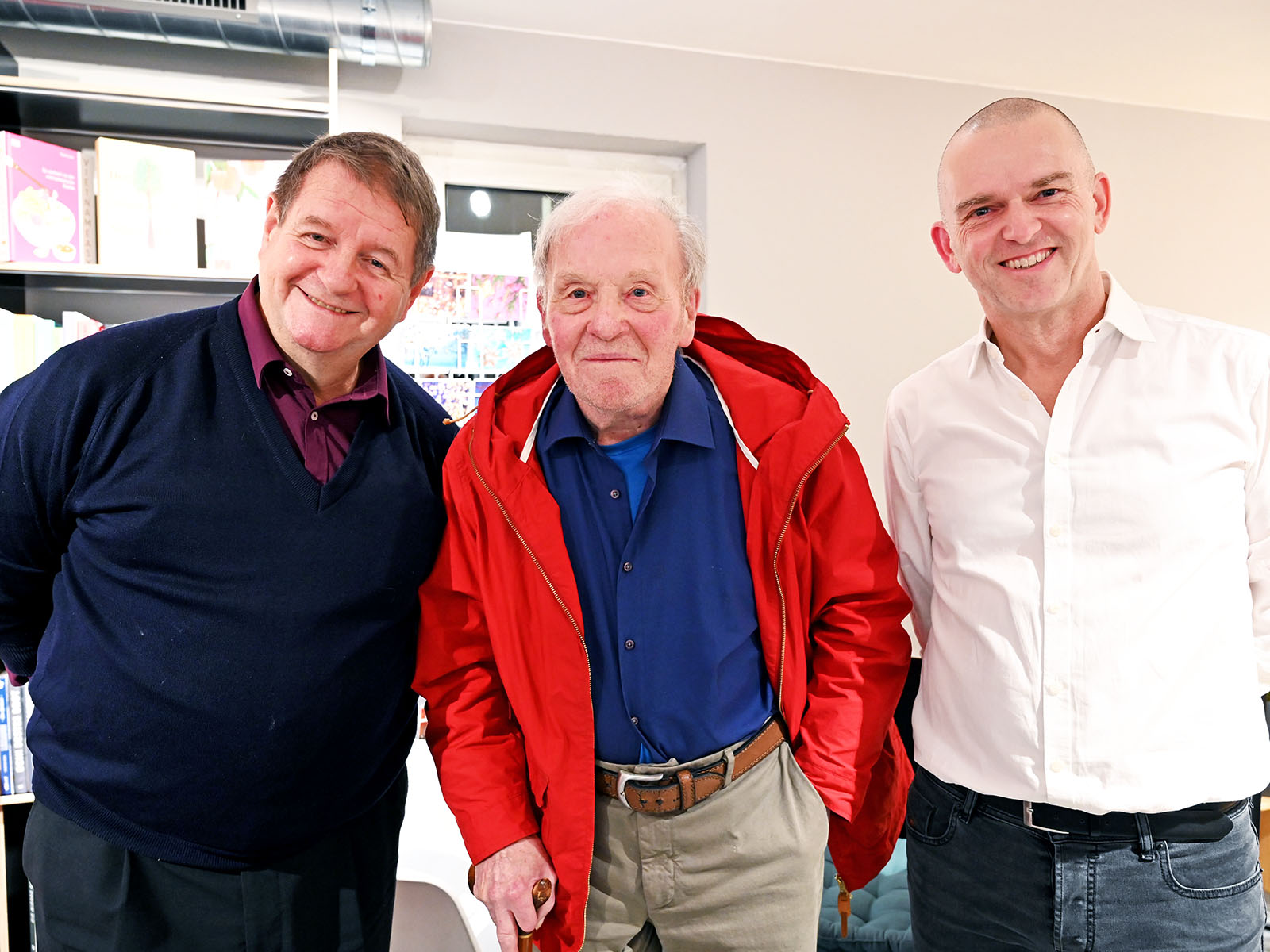 Hans Städeli (Mitte) überzeugte seinen Freund Hanspeter Müller-Drossart (links) und Buchhändler Andreas Pätzold von seinem neuen Buch «Der Lauf der Tage».