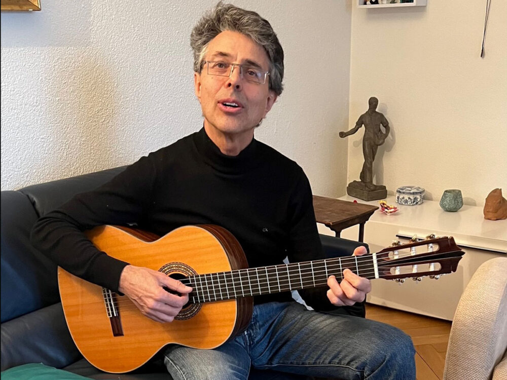 Sasha spielt Gitarre und singt dazu russische und ukrainische Lieder.