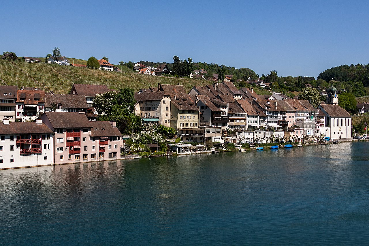 Den Fluss entlang wandern